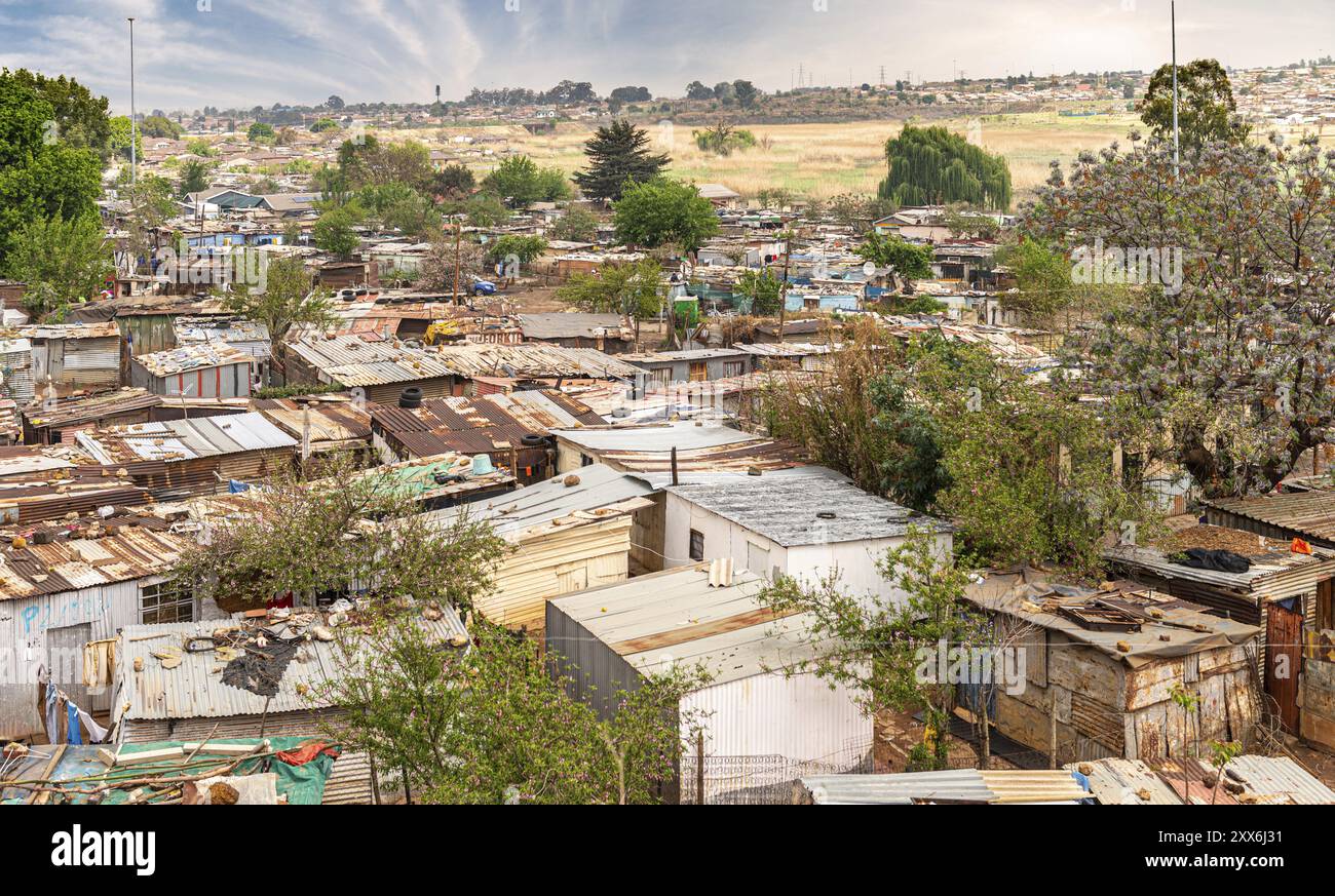Arme Townships neben Johannesburg, Südafrika, mit einem dramatischen Himmel, Afrika Stockfoto