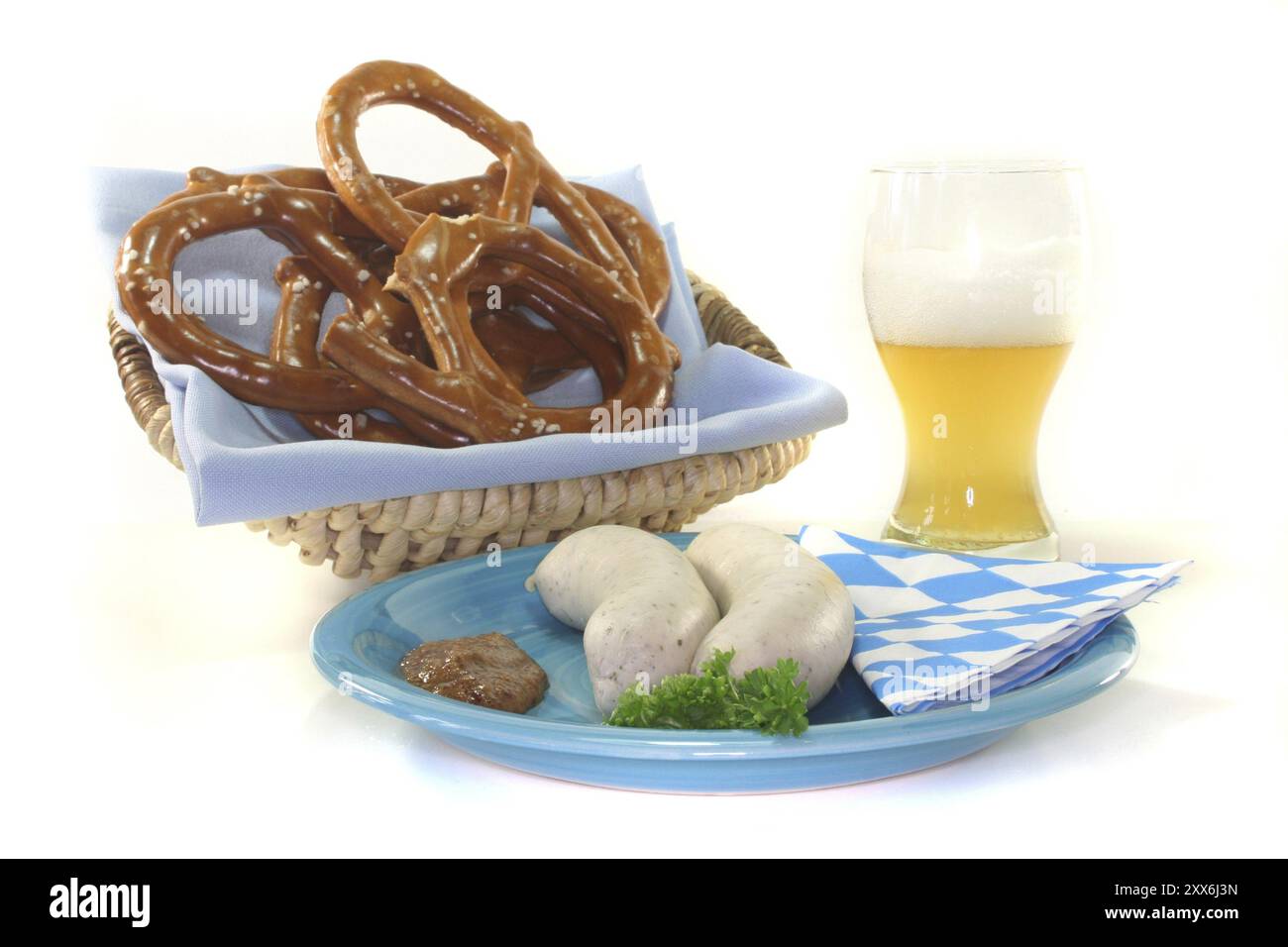 Weißwurst mit süßem Senf und Brezeln vor weißem Hintergrund Stockfoto