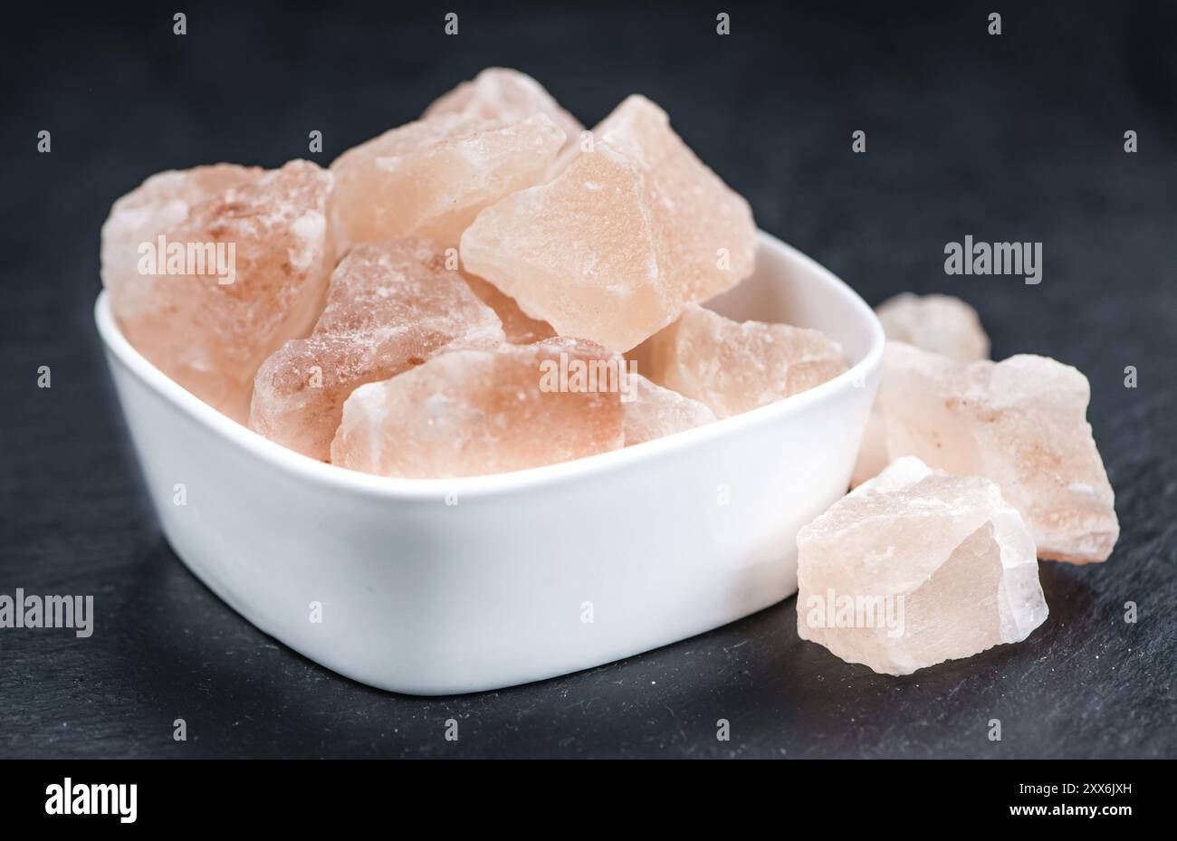 Teil des rosafarbenen himalaya-Salzes (detaillierte Nahaufnahme, selektiver Fokus) Stockfoto