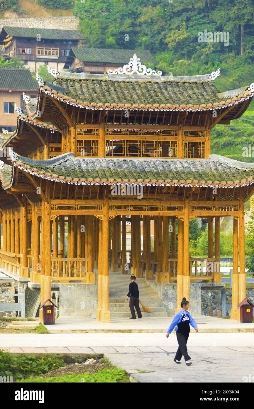 Xijiang, China, 15. September 2007: Eine wunderschöne überdachte Holzbrücke mit Traufe im chinesischen Stil im traditionellen Dorf Xijiang Miao in der Nähe von Kaili, Asien Stockfoto