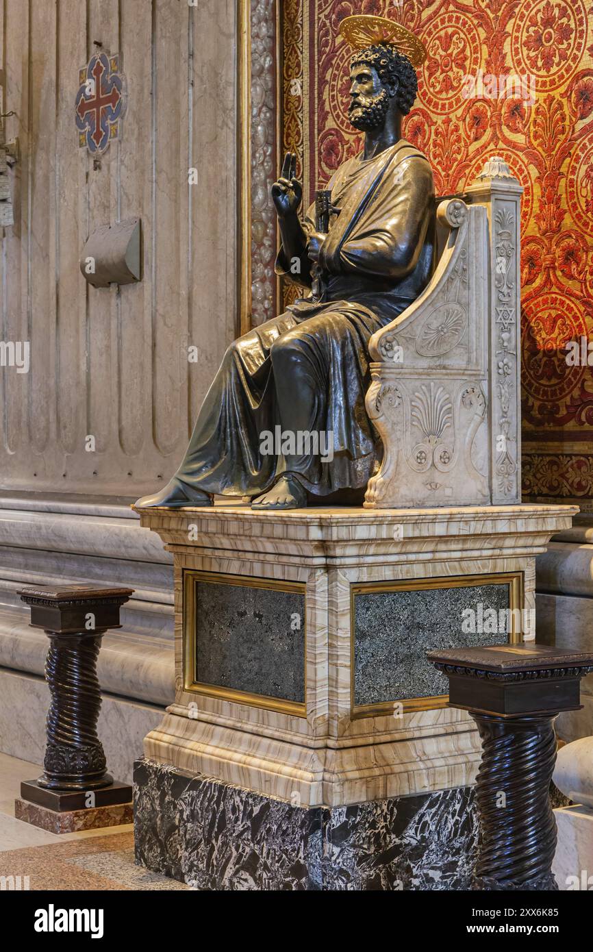 Bronzestatue in der Basilika Papale di San Pietro im Vaticano von Arnolfo di Cambio Stockfoto