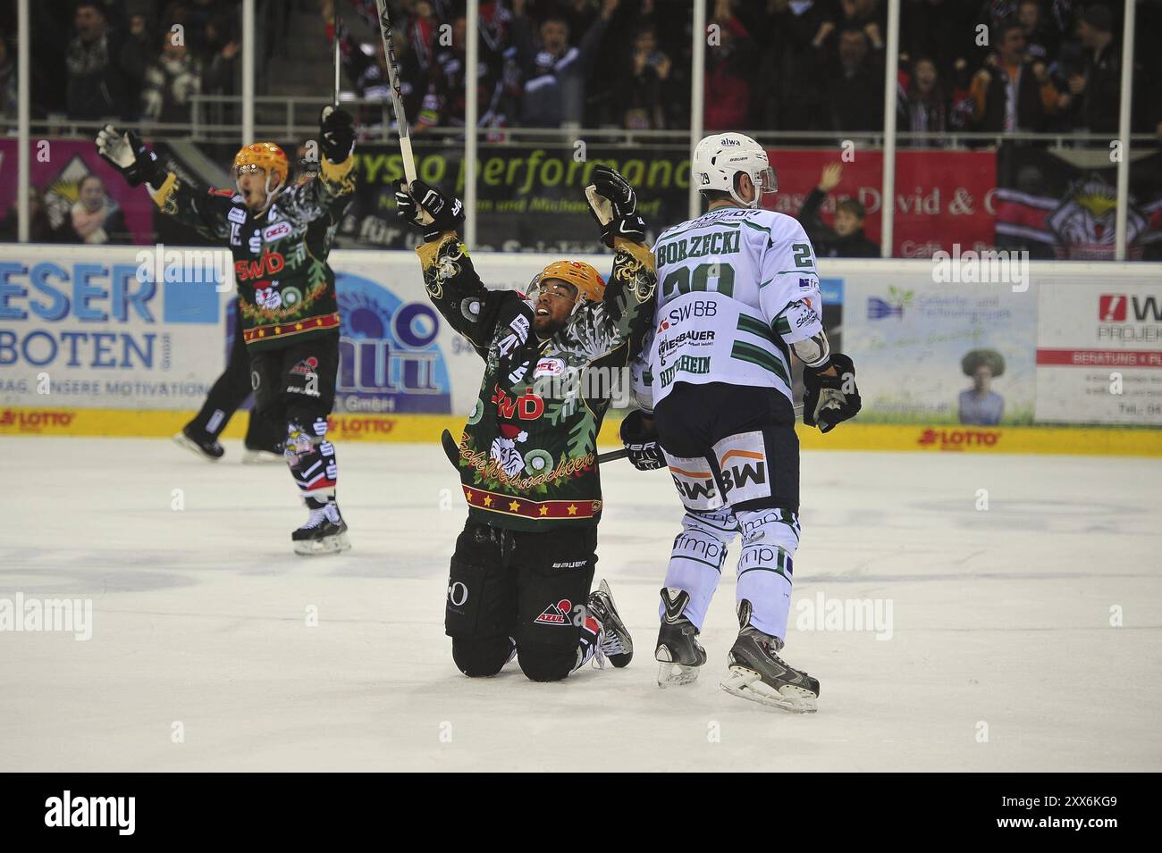 Eishockeyspieler Jordan Owens jubelt Stockfoto