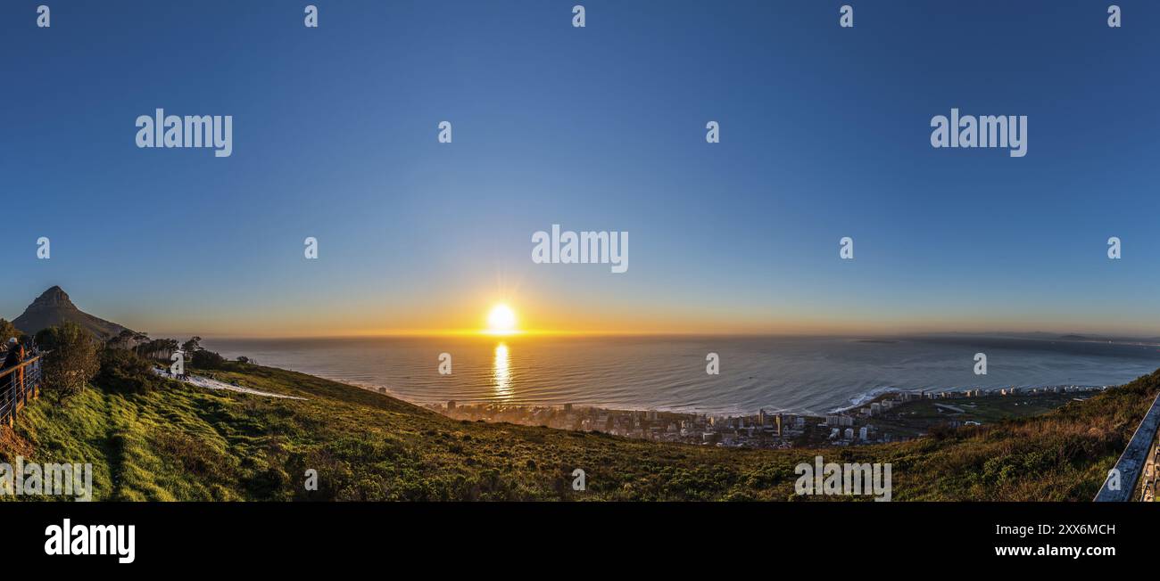 Touristen beobachten den Sonnenuntergang von Signal Hill, Kapstadt Südafrika während der Wintersaison Stockfoto