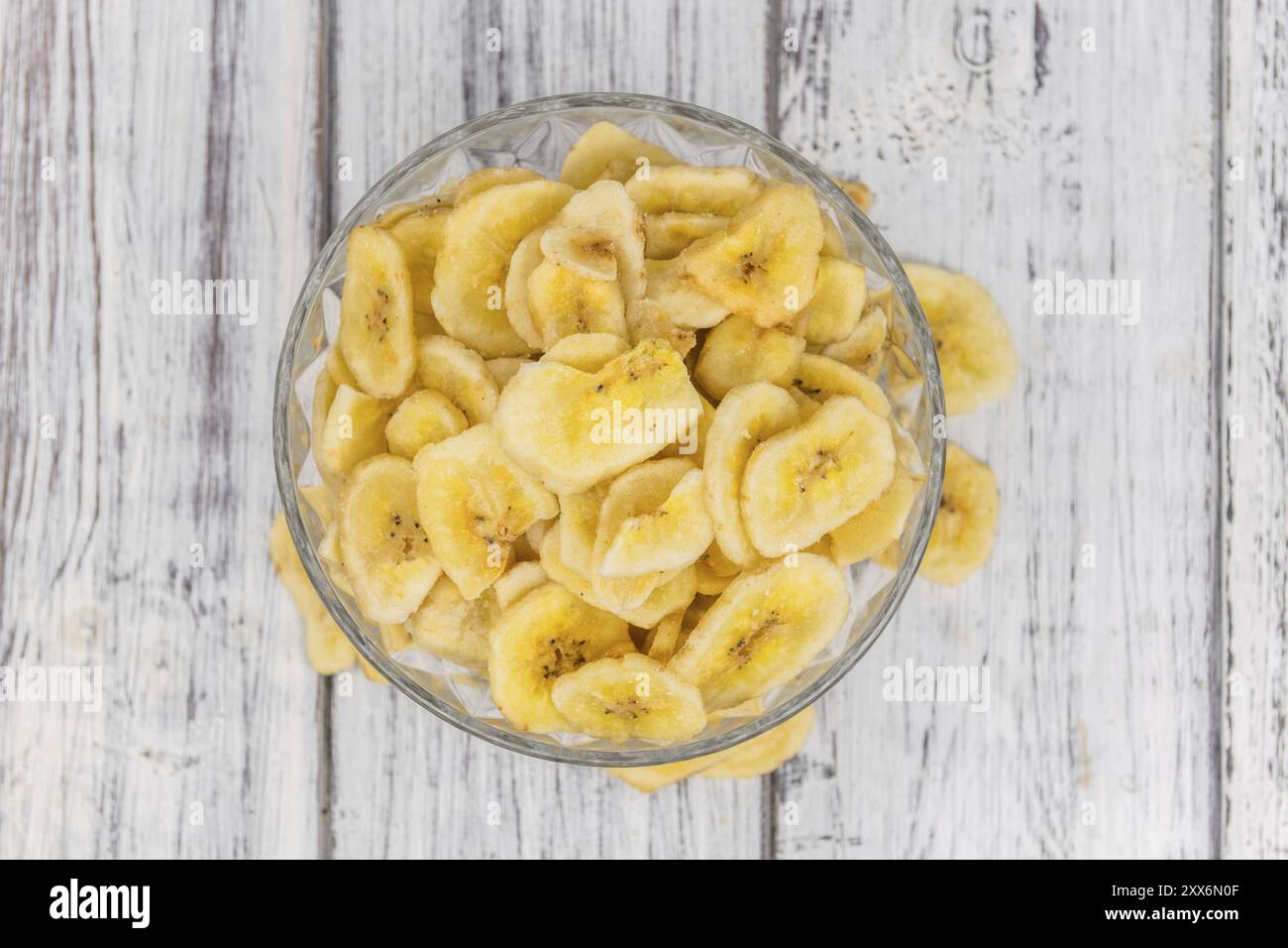 Hausgemachte getrocknete Bananenchips auf einem Holztisch als detaillierte Nahaufnahme, selektiver Fokus Stockfoto