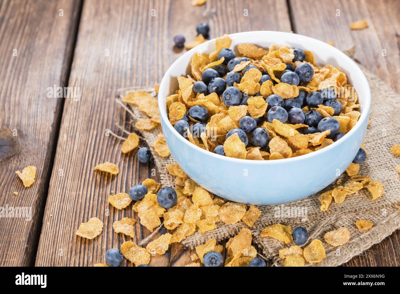 Portion Cornflakes mit frischen Heidelbeeren (close-up erschossen) Stockfoto