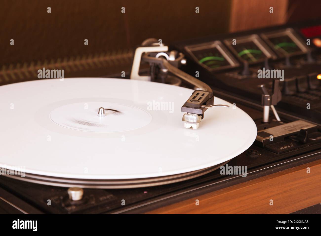 Ein klassischer Plattenspieler mit neuester Vinyl Stockfoto