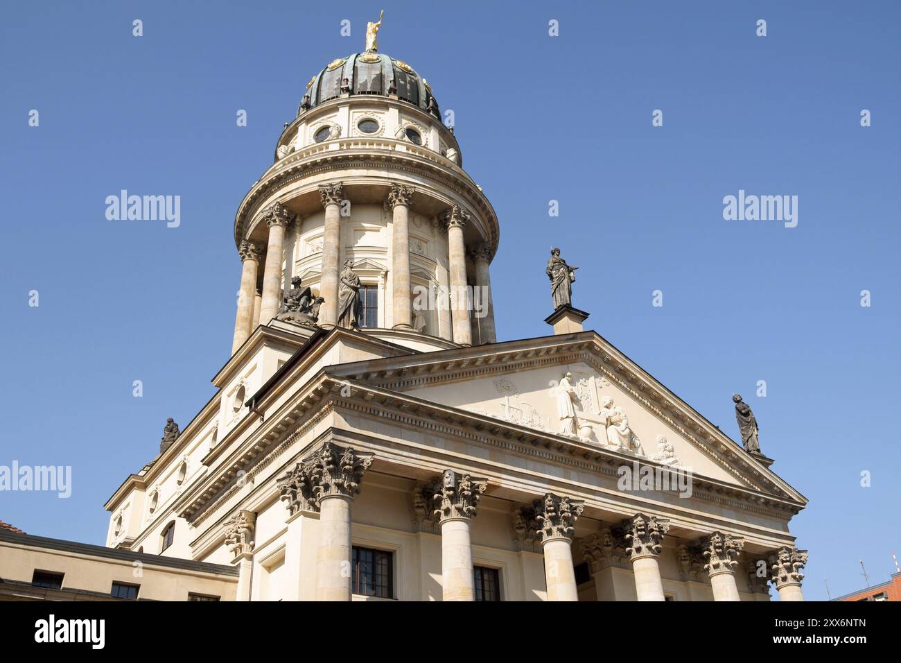 Detail des französischen Kuppels auf dem Gendarmenmarkt in Berlin. Die Kirche wurde von den Hugenotten zwischen 1701 und 1705 erbaut Stockfoto