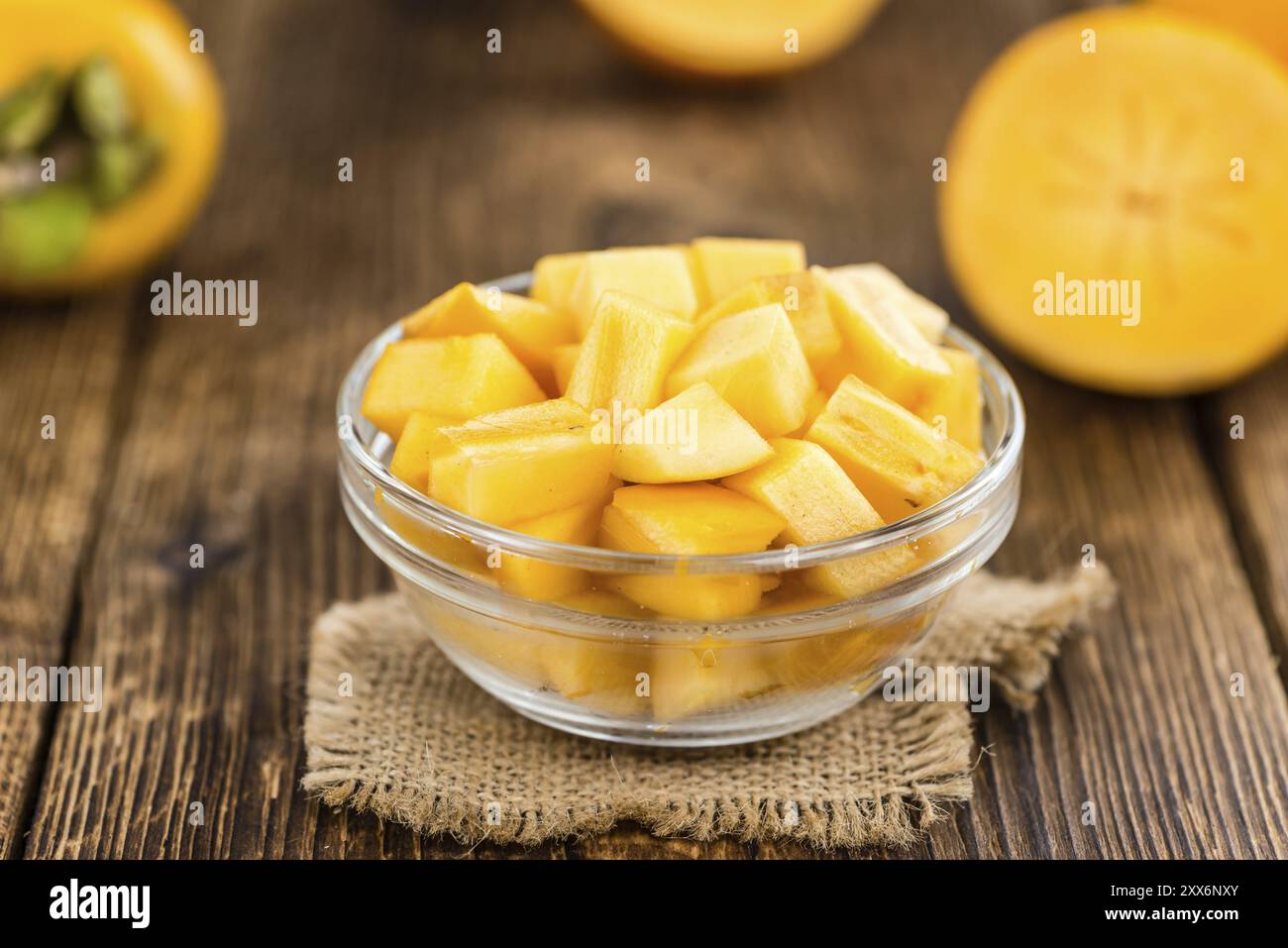 Portion frisch zubereitete Kaki-Früchte (Nahaufnahme, selektiver Fokus) Stockfoto