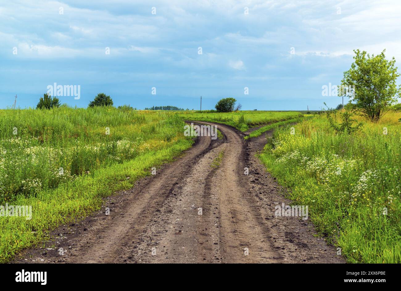 Eine Landschaft mit einer Straße. Sommerzeit Stockfoto