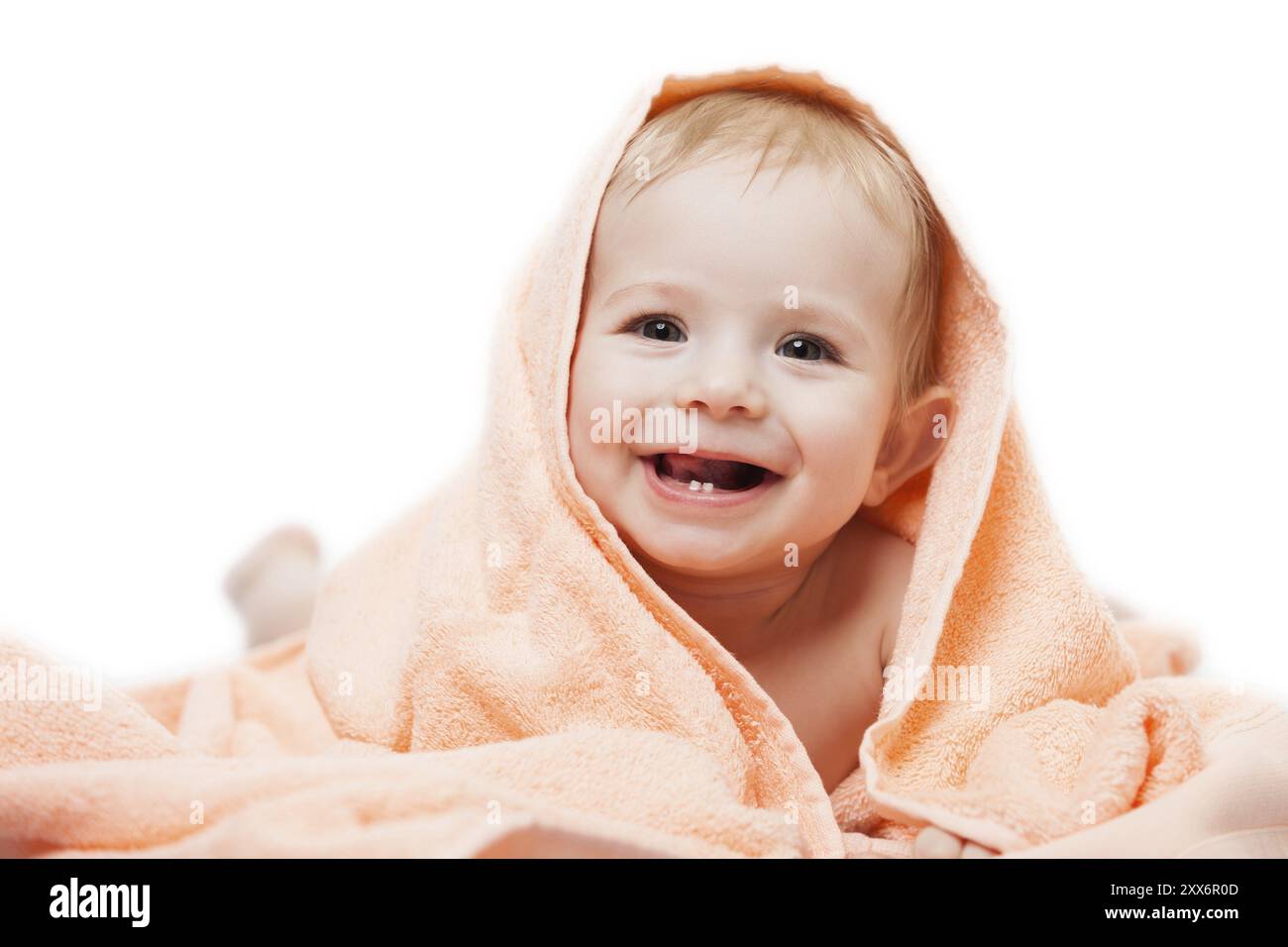 Kleines süßes neugeborenes Kind erste Milch oder vorübergehende Zähne lächelndes Gesicht weiß isoliert Stockfoto