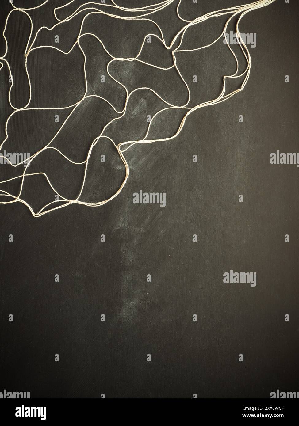 Fischernetz auf einer Schiefertafel mit Platz für Text oder Bild Stockfoto