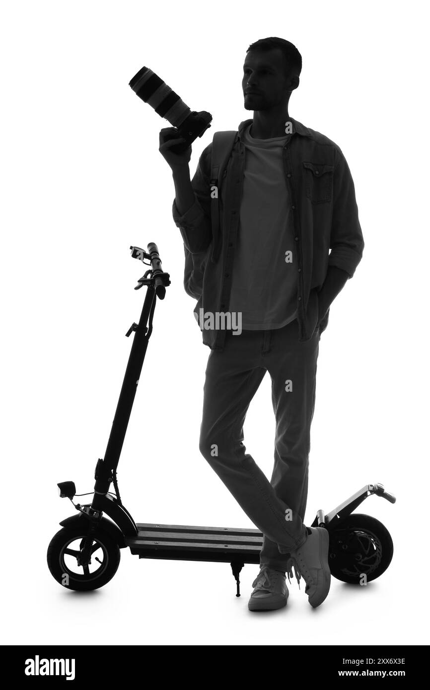 Silhouette eines männlichen Fotografen mit Kamera und Elektroroller auf weißem Hintergrund Stockfoto