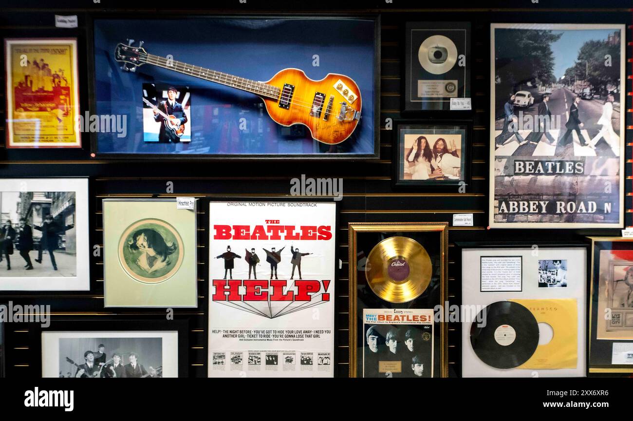 Dunedin, Florida, USA, 22. August 2024. Das Ultimate Beatles Museum ist das einzige permanente Beatles Museum in den Vereinigten Staaten, Penny Lane, das über 1.000 Erinnerungsstücke zeigt, die das Erbe von John, Paul, George und Ringo feiern. 2025 wird das Museum in einen größeren Raum im nahe gelegenen Ybor City verlegt, um die vielen Gegenstände aus Dr. Robert Entels Beatles-Sammlung aufzunehmen, die derzeit nicht ausgestellt werden können. (Kreditbild: © Brian Cahn/ZUMA Press Wire) NUR REDAKTIONELLE VERWENDUNG! Nicht für kommerzielle ZWECKE! Stockfoto