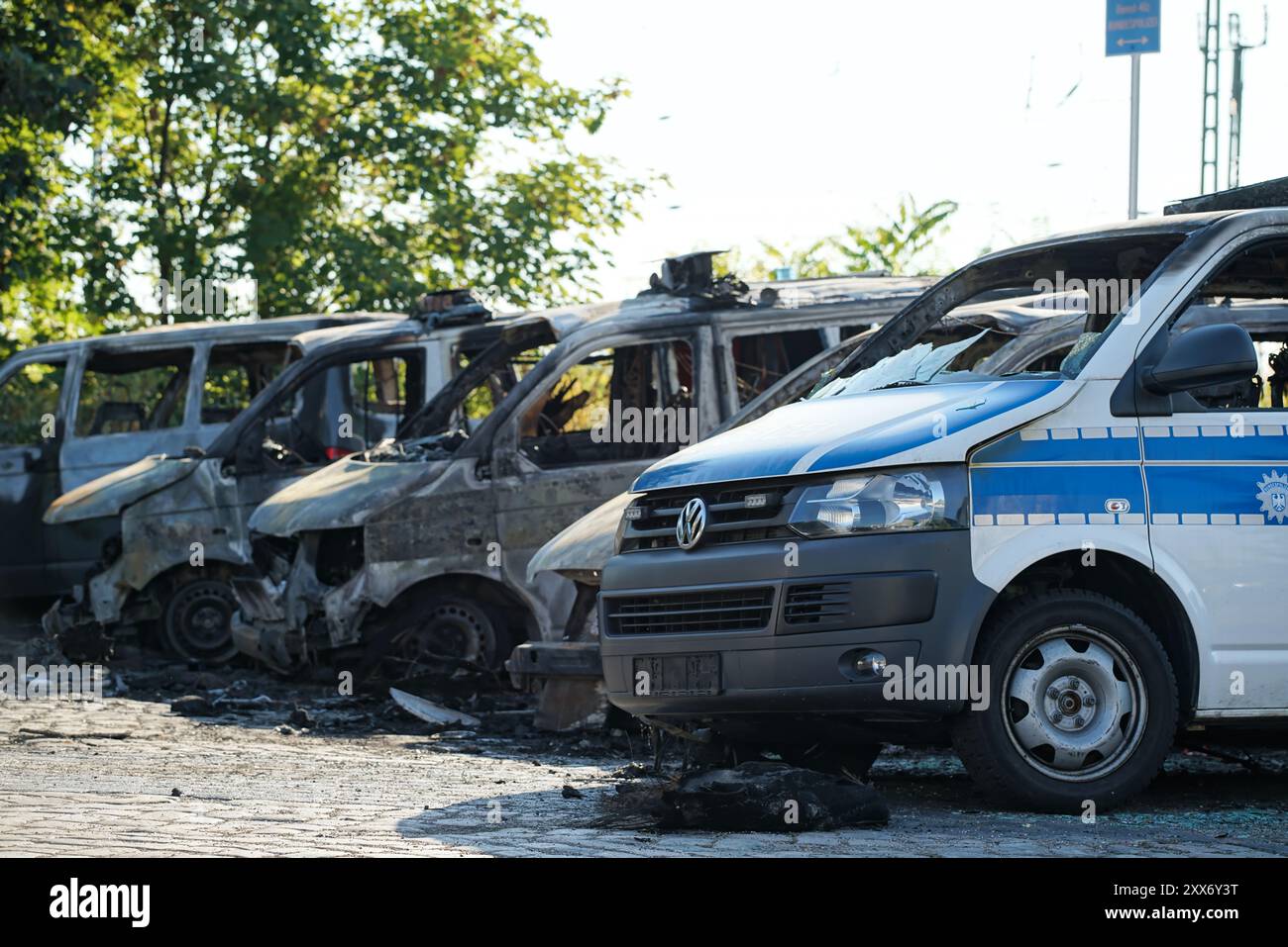 Ausgebrannte Autos nach einem Brandanschlag auf Polizeiwagen in der Magdeburger Innenstadt am 8. September 2016 Stockfoto