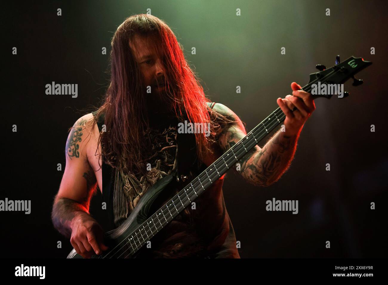 Porto, Portugal. August 2024. Mike DeLeon von der amerikanischen Heavy-Metal-Band Soufly tritt am 2. Tag des Musikfestivals Vilar de Mouros auf, das vom 21. Bis 24. August 2024 im Norden Portugals stattfindet. Quelle: SOPA Images Limited/Alamy Live News Stockfoto