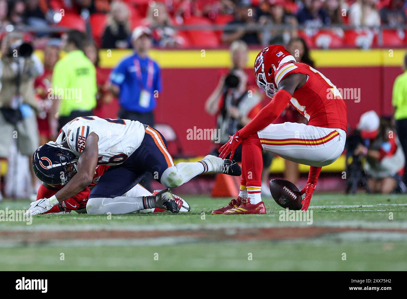 22. August 2024: Kansas City Chiefs Cornerback Kamal Hadden (17) erholt sich während der zweiten Halbzeit im GEHA Field im Arrowhead Stadium in Kansas City, MO, einen Fumble des Chicago Bears Wide Receiver John Jackson III (26). David Smith/CSM (Bild: © David Smith/Cal Sport Media) Stockfoto