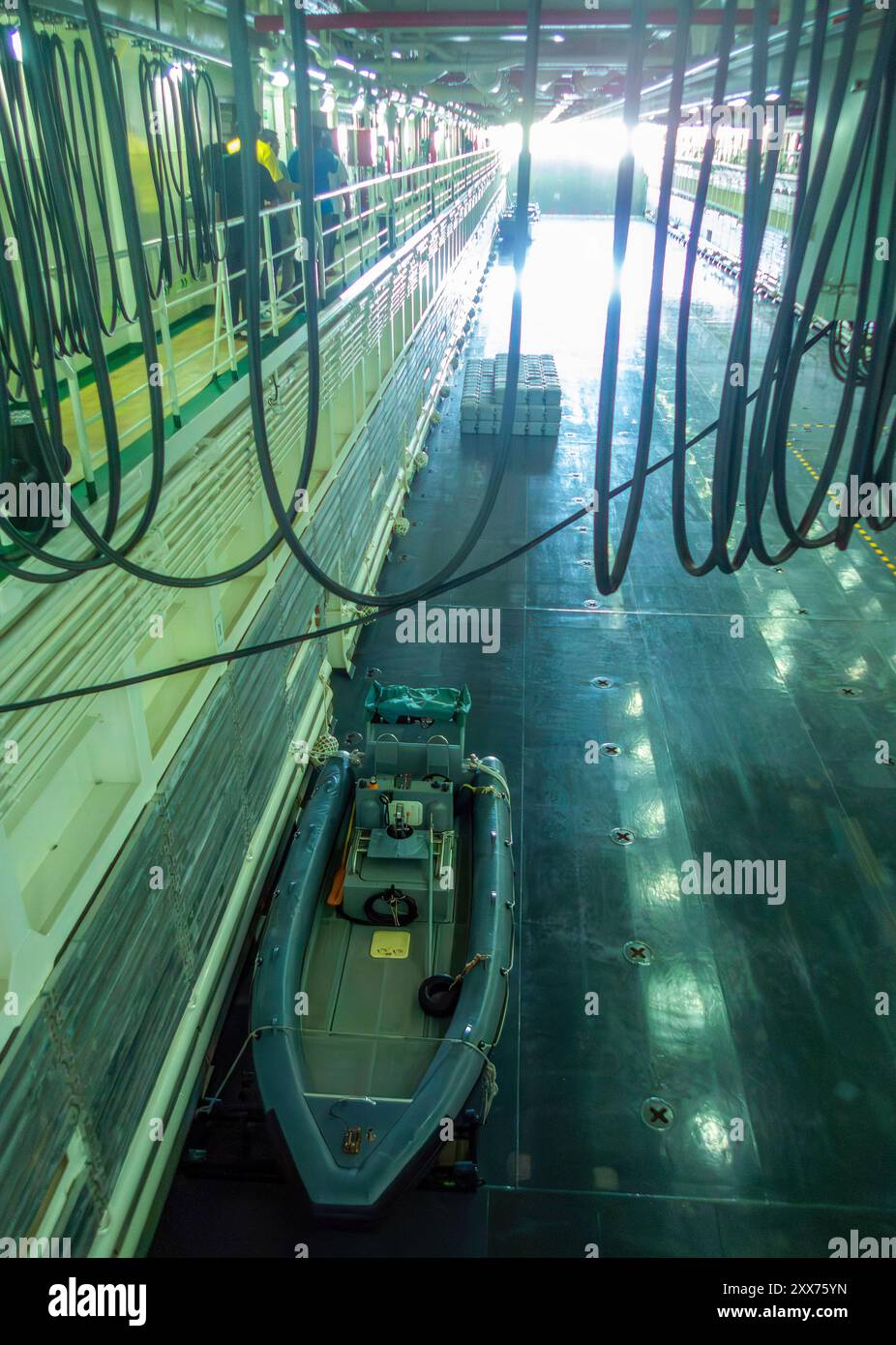 Innenansicht der HTMS Chang (LPD-792), des neuen und größten amphibischen Transportdocks der Royal Thai Navy. HMS Chang (LPD-792) ist ein großes Amphibientransportdock (LPD) und das größte Schiff der Royal Thai Navy. Sie steht unter dem Kommando des Amphibischen Kriegs- und Logistikkommandos. Dieses Schiff ist das dritte Schiff mit dem Namen HTMS Chang und trägt das Rufzeichen HSXZ. Die Royal Thai Navy und die chinesischen Behörden unterzeichneten am 9. September 2019 einen Vertrag über den Bau der HTMS Chang, der die erste Produktion und den Export eines großen amphibischen Transportdocks (LPD) in Chinaís markierte. Das Schiff war kommissi Stockfoto