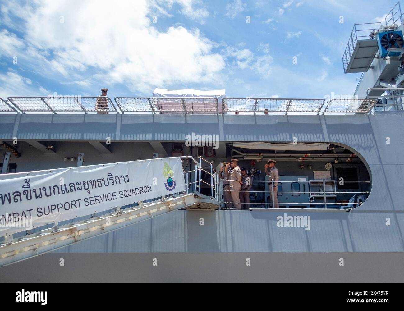 Die Besatzung der HTMS Chang (LPD-792) begrüßt die Besucher beim Aussteigen aus dem neuen und größten Amphibien-Transportdock der Royal Thai Navy. HMS Chang (LPD-792) ist ein großes Amphibientransportdock (LPD) und das größte Schiff der Royal Thai Navy. Sie steht unter dem Kommando des Amphibischen Kriegs- und Logistikkommandos. Dieses Schiff ist das dritte Schiff mit dem Namen HTMS Chang und trägt das Rufzeichen HSXZ. Die Royal Thai Navy und die chinesischen Behörden unterzeichneten am 9. September 2019 einen Vertrag über den Bau der HTMS Chang, der Chinaís die erste Produktion und den Export eines großen amphibischen Transportdocks (L Stockfoto