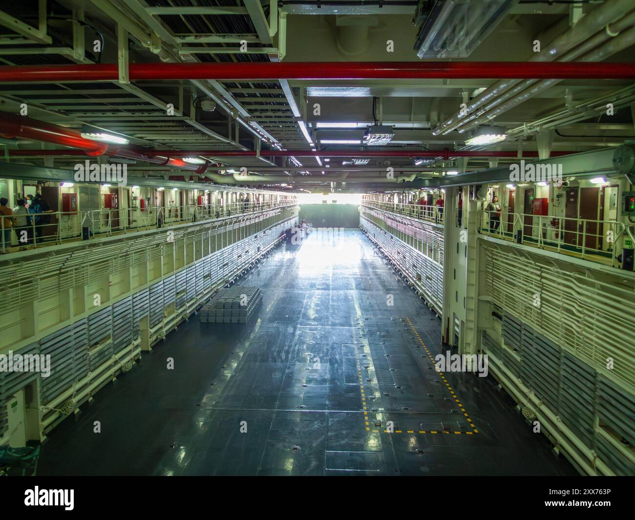 Innenansicht der HTMS Chang (LPD-792), des neuen und größten amphibischen Transportdocks der Royal Thai Navy. HMS Chang (LPD-792) ist ein großes Amphibientransportdock (LPD) und das größte Schiff der Royal Thai Navy. Sie steht unter dem Kommando des Amphibischen Kriegs- und Logistikkommandos. Dieses Schiff ist das dritte Schiff mit dem Namen HTMS Chang und trägt das Rufzeichen HSXZ. Die Royal Thai Navy und die chinesischen Behörden unterzeichneten am 9. September 2019 einen Vertrag über den Bau der HTMS Chang, der die erste Produktion und den Export eines großen amphibischen Transportdocks (LPD) in Chinaís markierte. Das Schiff war kommissi Stockfoto