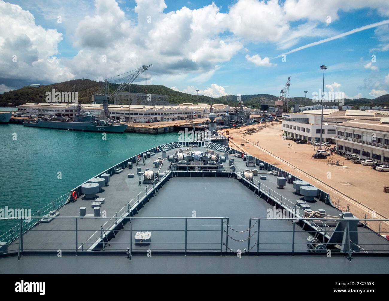 Eine Frontansicht auf HTMS Chang (LPD-792), das neue und größte amphibische Transportdock der Royal Thai Navy. HMS Chang (LPD-792) ist ein großes Amphibientransportdock (LPD) und das größte Schiff der Royal Thai Navy. Sie steht unter dem Kommando des Amphibischen Kriegs- und Logistikkommandos. Dieses Schiff ist das dritte Schiff mit dem Namen HTMS Chang und trägt das Rufzeichen HSXZ. Die Royal Thai Navy und die chinesischen Behörden unterzeichneten am 9. September 2019 einen Vertrag über den Bau der HTMS Chang, der die erste Produktion und den Export eines großen amphibischen Transportdocks (LPD) in Chinaís markierte. Das Schiff wurde in Betrieb genommen Stockfoto