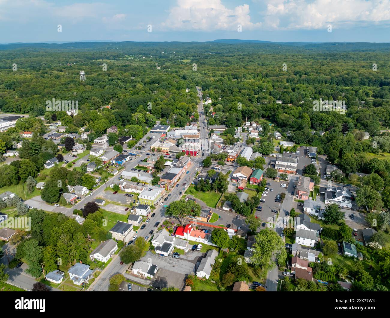 14. August 2024, sonniger Nachmittag Sommer Luftaufnahme der Gegend um Red Hook, NY, USA Stockfoto