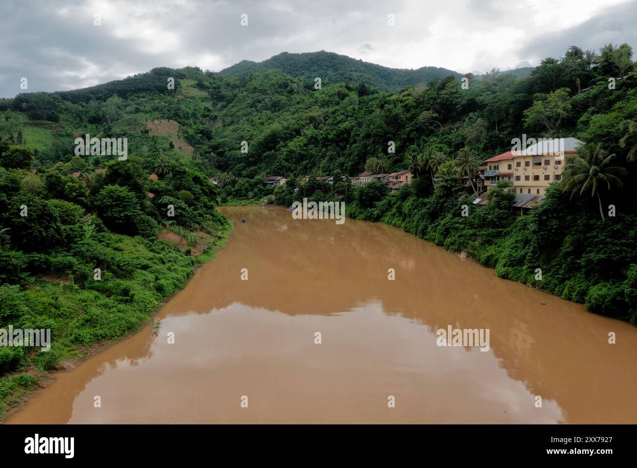 Blick auf den Fluss Nam Ou, Muang Khua, Laos Stockfoto