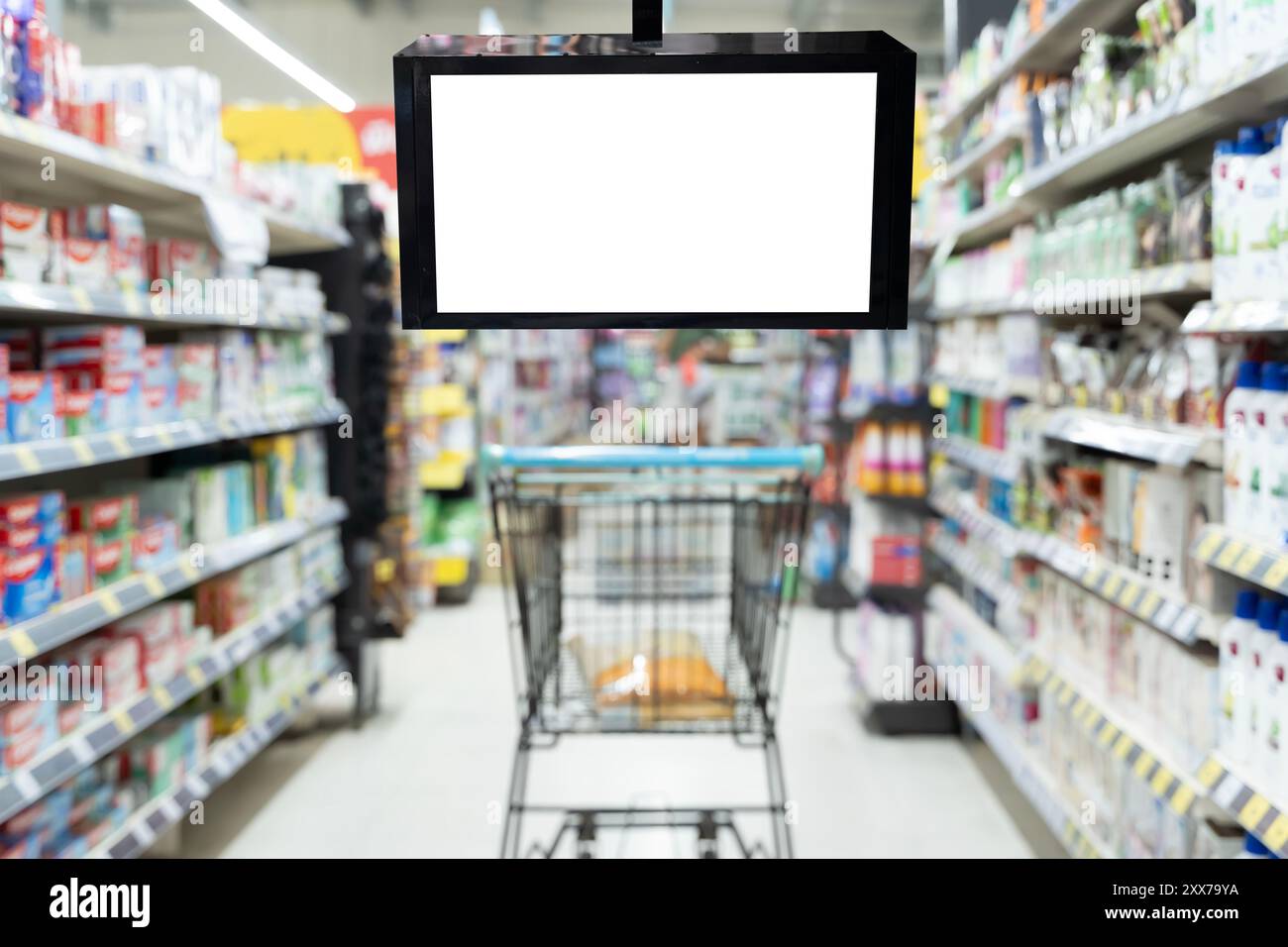 Leeres Werbemockup für Werbung im Supermarkt. Leeres Werbeplakat Mockup im Supermarkt, Innenraum der Supermarke Stockfoto