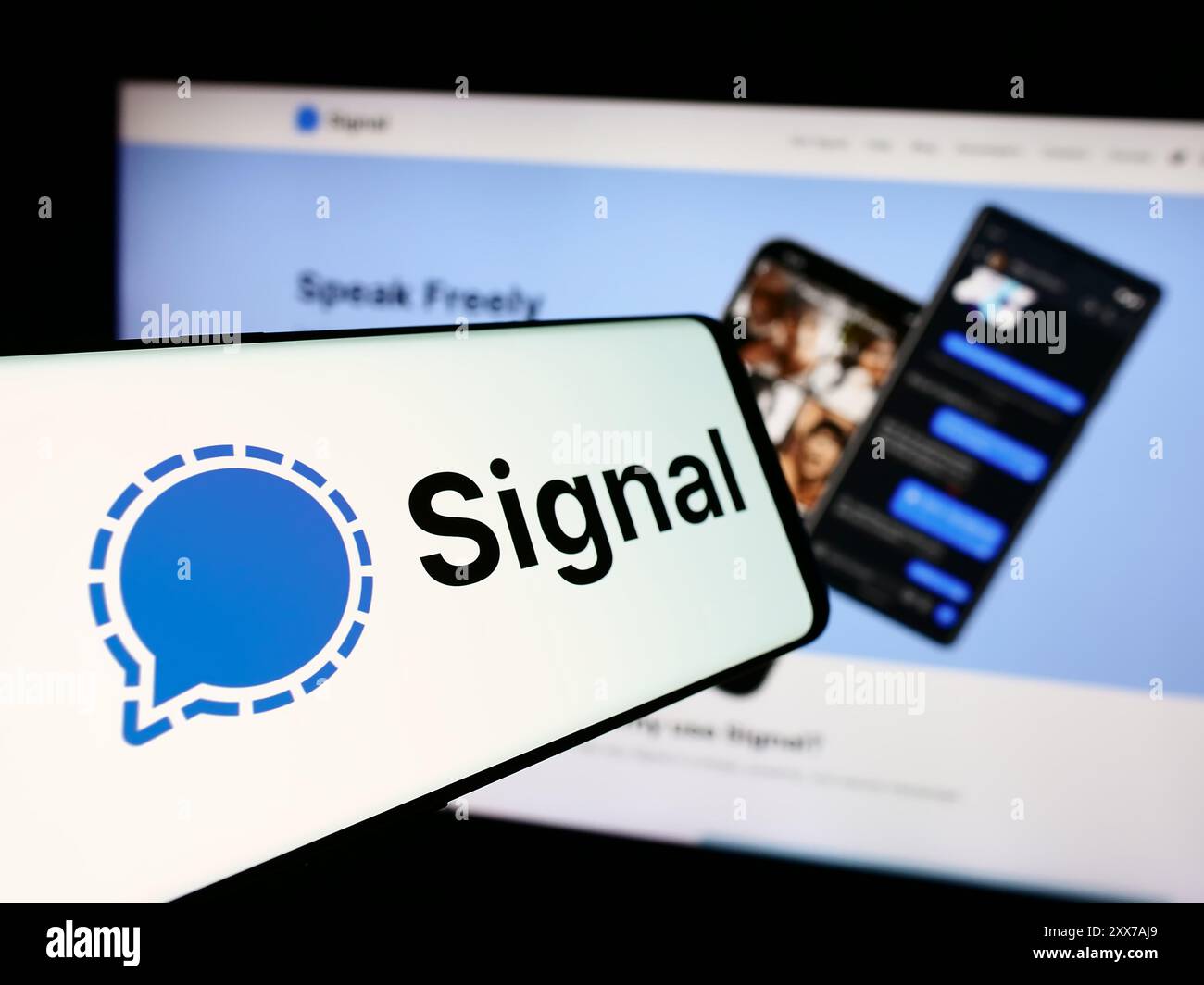 Mobiltelefon mit Logo des Open-Source Instant Messaging-Dienstes Signal vor der Website. Konzentrieren Sie sich auf die Mitte des Telefondisplays. Stockfoto