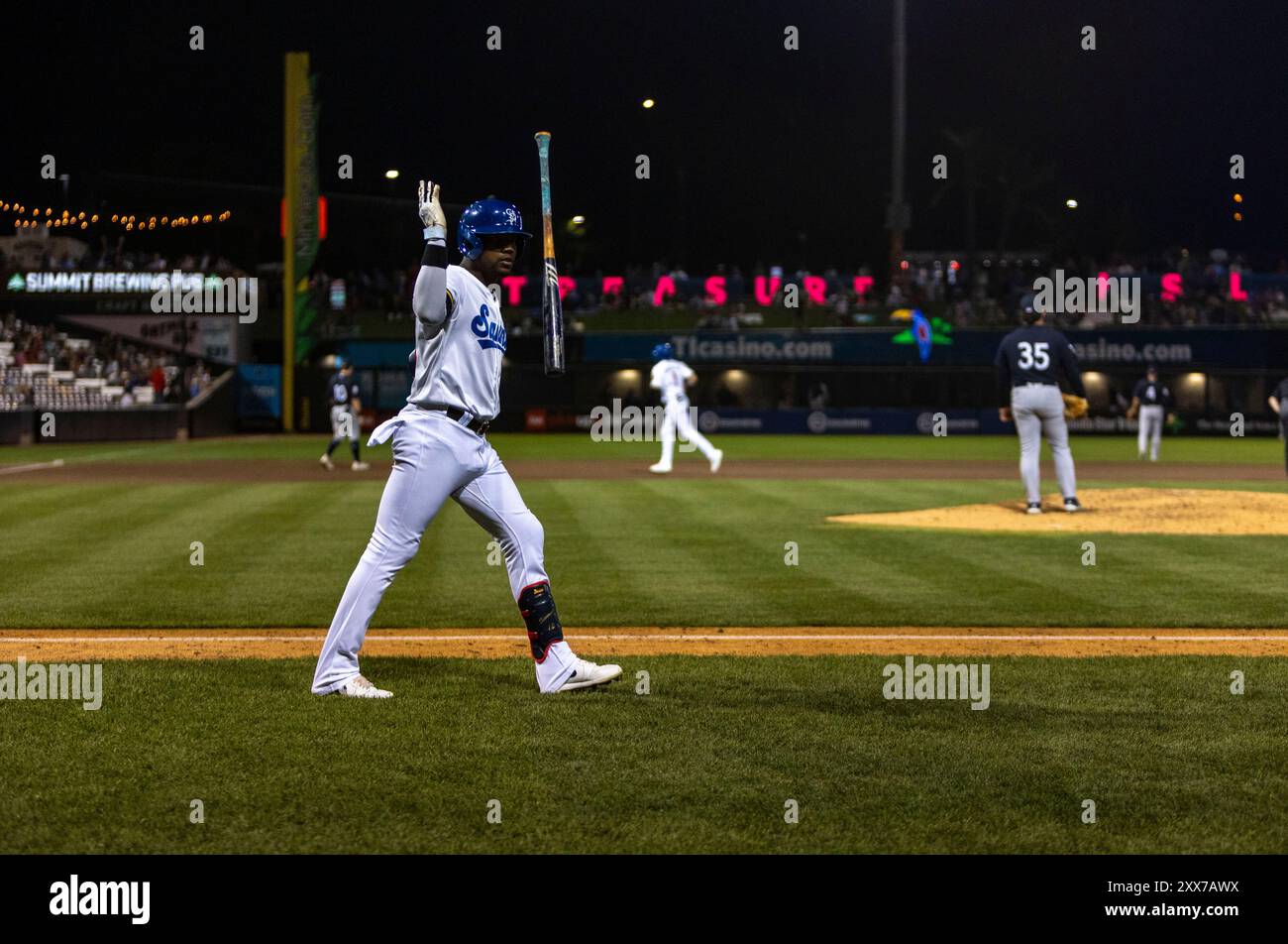 St. Paul, Minnesota, USA. August 2024. YUNIOR SEVERINO, Spieler der St. Paul Saints, wirft seinen Schläger um, nachdem er einen Homerun getroffen hat, um die Führung zu übernehmen. Dieses Triple-A-Baseballspiel fand am 22. August auf dem CHS Field in Saint Paul Minnesota statt. Die Saint Paul Saints besiegten die Scranton/Wilkes Barre Railriders 8-7 in neun Innings. (Kreditbild: © Michael Turner/ZUMA Press Wire) NUR REDAKTIONELLE VERWENDUNG! Nicht für kommerzielle ZWECKE! Stockfoto