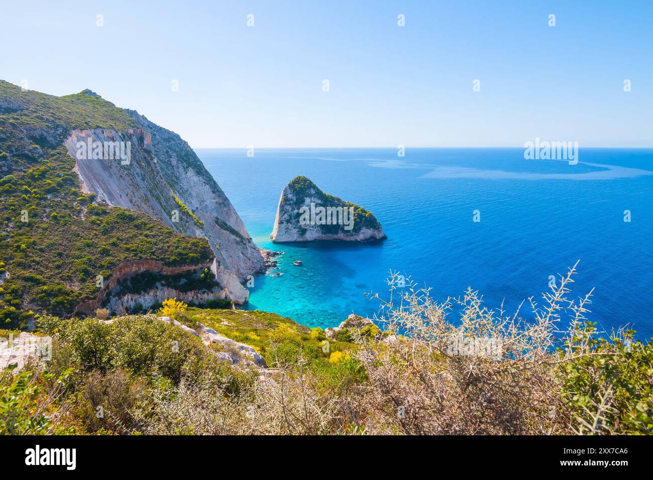 Luftaufnahme des Klippenfelsens von Mizithres auf der ionischen Insel Zakynthos, Griechenland. Stockfoto