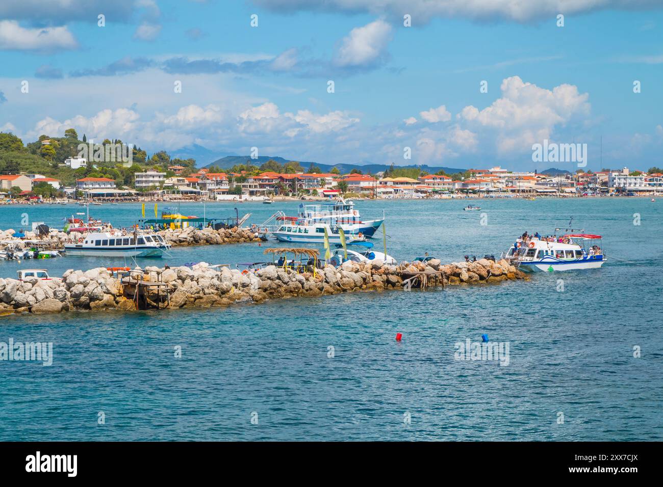 Blick von oben auf viele Boote und Yachten, die im Yachthafen in der Nähe der Insel Cameo, Zakynthos, Griechenland, liegen Stockfoto