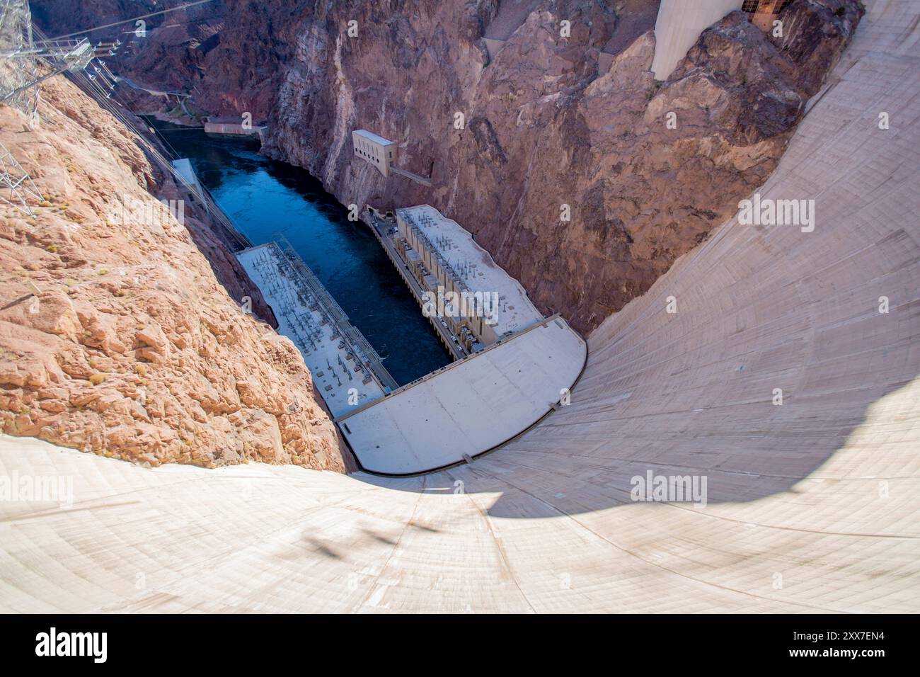 Im Juni 2015 war der Wasserstand im Lake Mead so niedrig, dass er kaum die niedrigsten Öffnungen der Ansaugtürme am Hoover Dam erreichte. Das Magazin hatte nur 37 Prozent der vollen Kapazität. Und lag laut AP nur 15 Zentimeter über dem kritischen Wert von 330 Metern. Kalifornien, Nevada und Arizona leiden alle unter erschöpften Grundwasserleitern und jahrzehntelanger Dürre. Die jüngsten Regenfälle in Kalifornien haben nicht ausgereicht, um die Grundwasserleiter aufzufüllen. Stockfoto