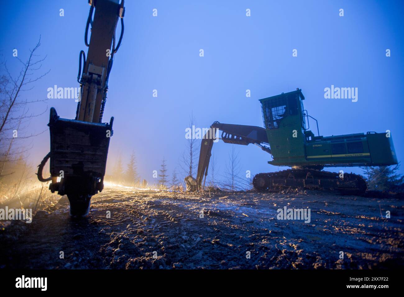 KRAFTGATE: Områdene rundt Kitimat og Port Edward er FULL av Gravemaskiner i Full Gang med å Lage veier,rørgater og kraftgater for de nye LNG-anleggene som er unter oppføring. Stockfoto