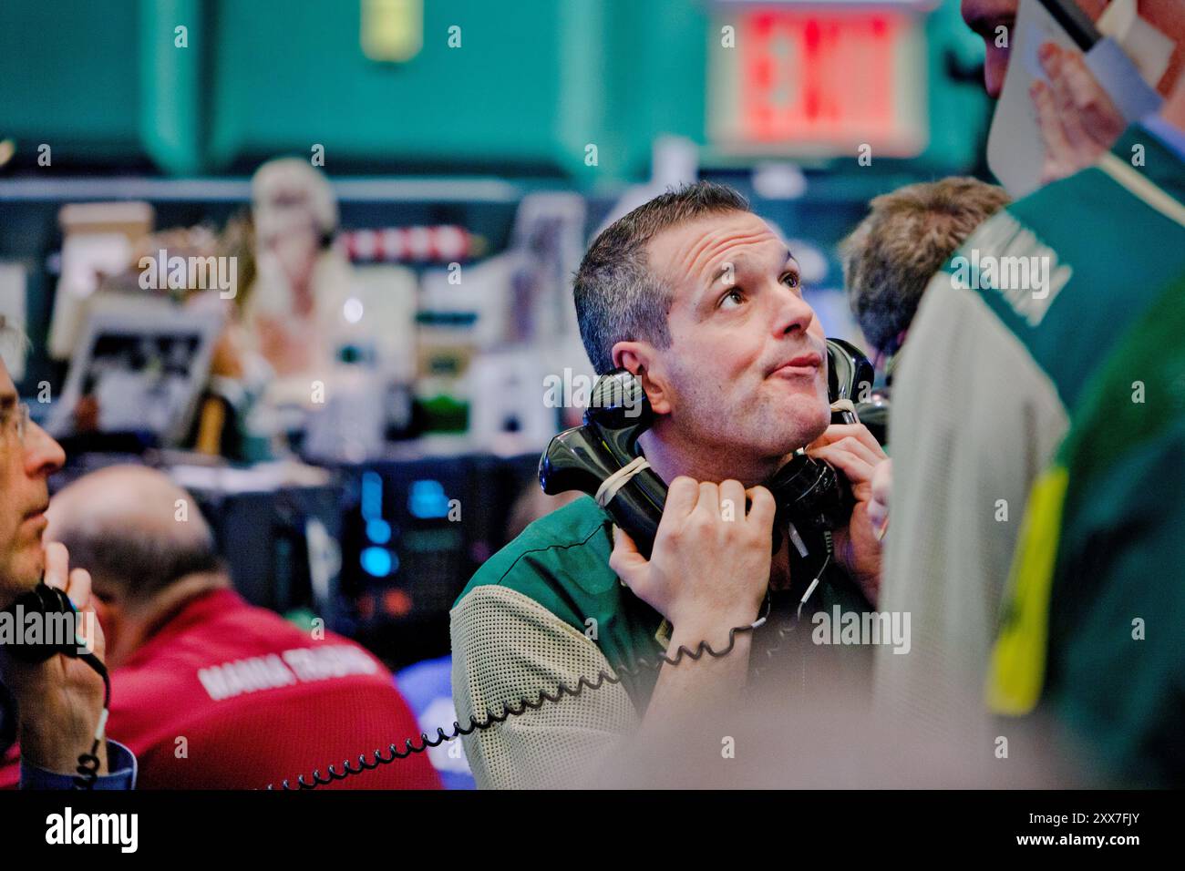 Megler Anthony hos meglerhuset McNamara har tunga rett i munnen når han Trader Gas Optionen. Meglerne på gulvet hos NYMEX, New York Mercantile Exchange, Handler i billig Naturgas - både i Futures og i Optionen. Stockfoto