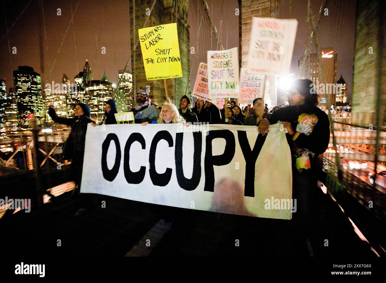 Demonstranten i bevegelsen 'Occupy Wall Street markerte an måneders Demonstrasjoner med å marsjere über Brooklyn Bridge. Godt über ti tusen tok turen über Brua. Stockfoto