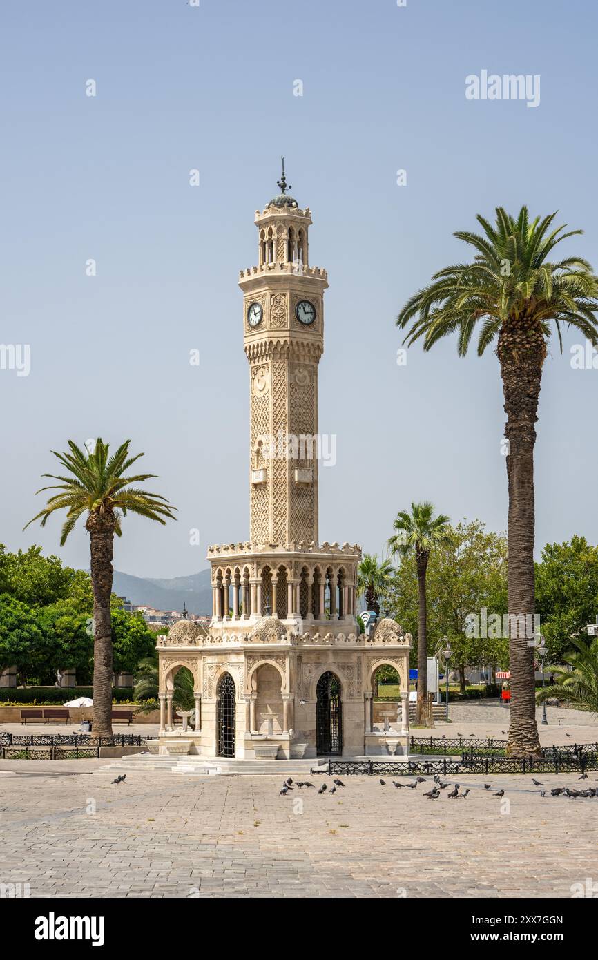 Izmir Uhrenturm befindet sich an einem sonnigen Tag auf dem Izmir Konak Platz Stockfoto