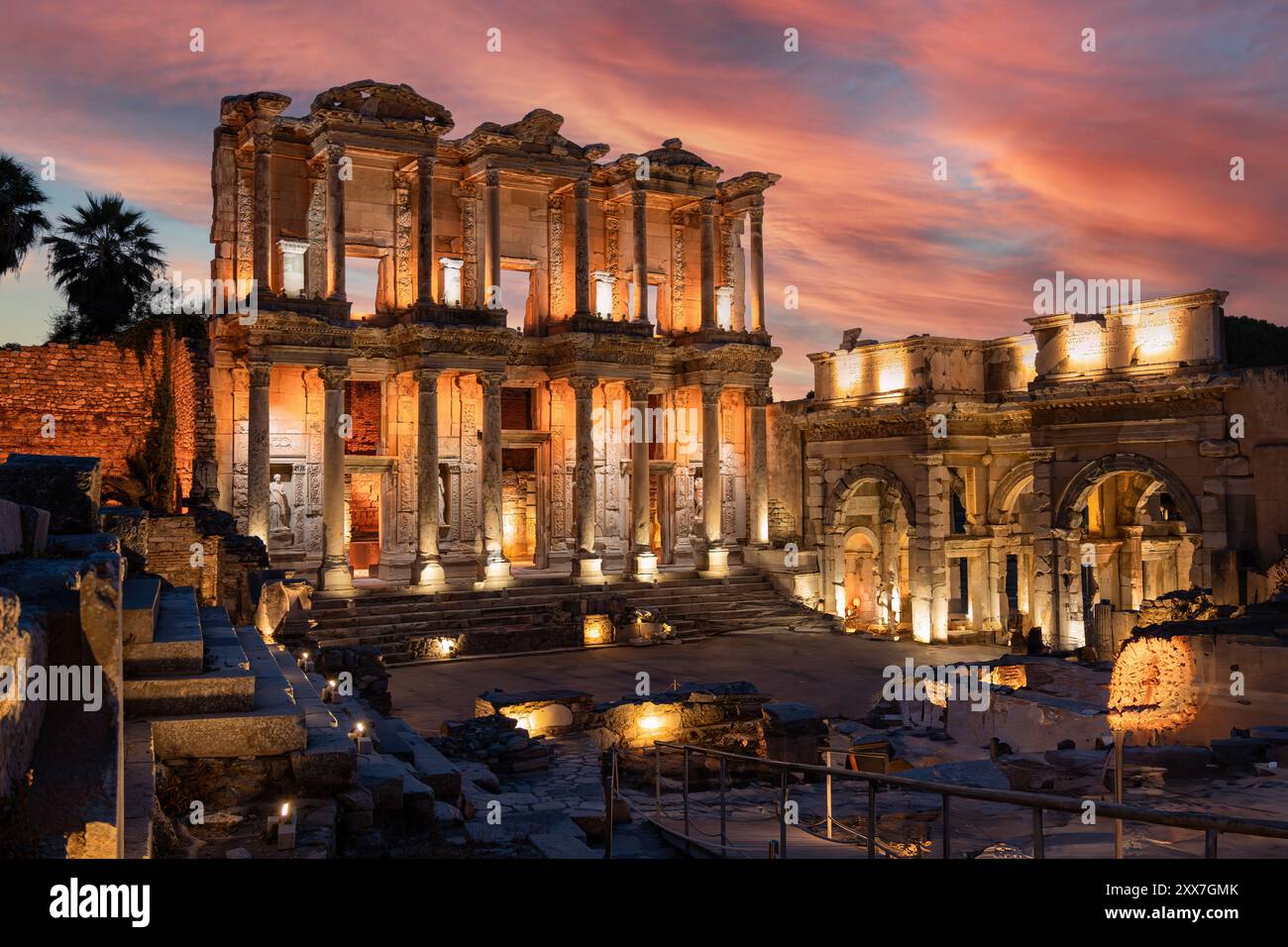 Celsus-Bibliothek in der antiken Stadt Ephesus mit herrlichem Blick in Nachtmuseen Stockfoto