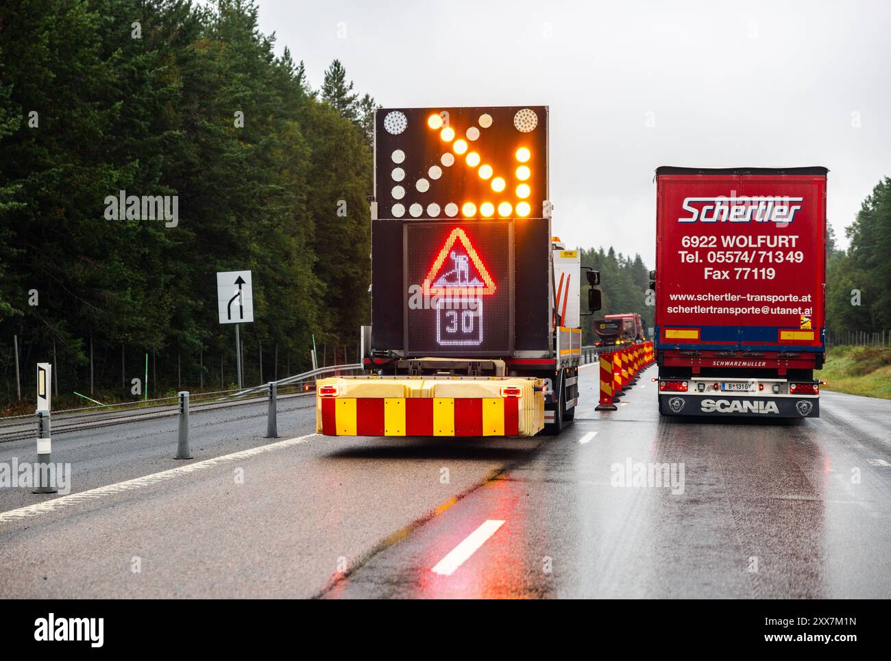 Straßenbauarbeiten an der europäischen Autobahn 4 nördlich von Umeå, Schweden. Stockfoto