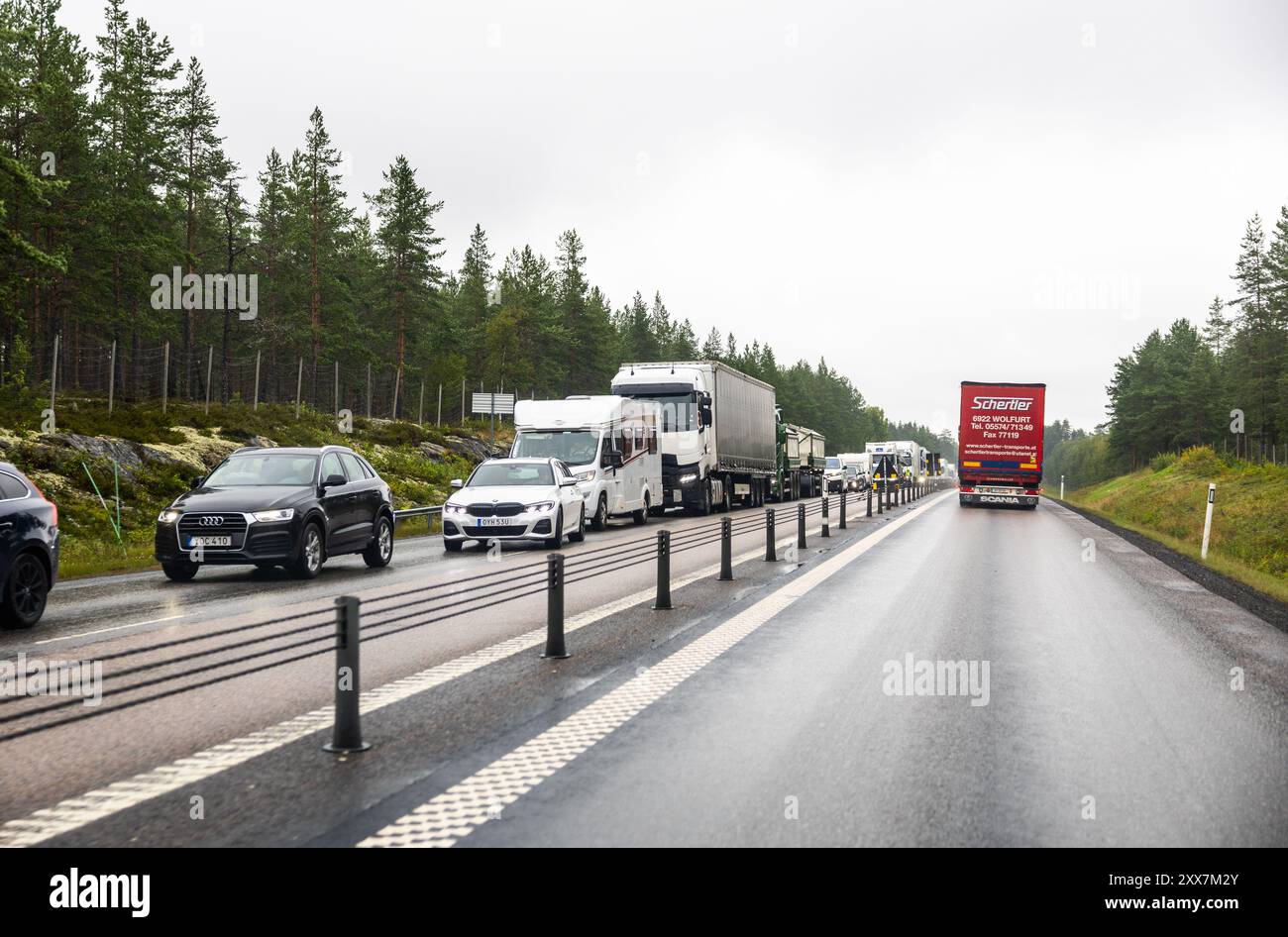 Straßenbauarbeiten an der europäischen Autobahn 4 nördlich von Umeå, Schweden. Stockfoto