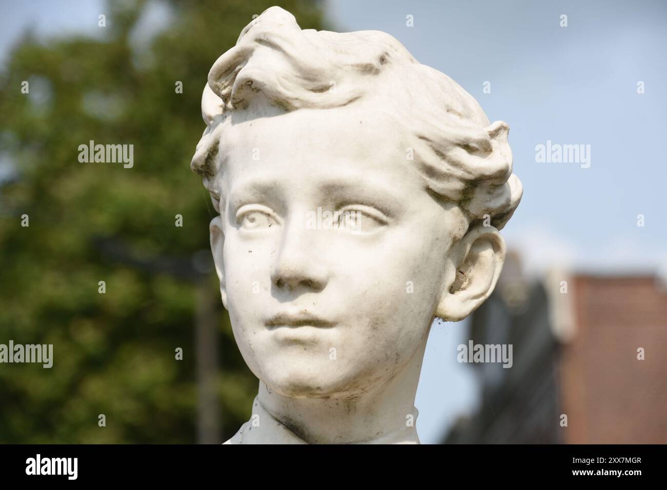 Skulptur à Valenciennes. Jean Baptiste Carpeaux, né à Valenciennes en 1827, mort à Courbevoie en 1875. LE PRINCE IMPÉRIAL ET SON CHIEN NÉRO Stockfoto