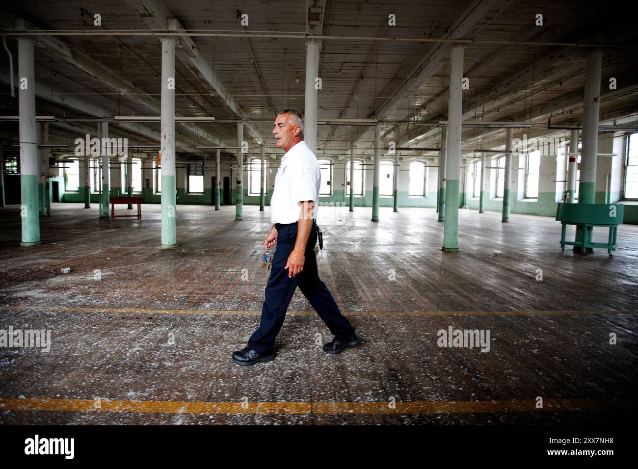 Arthur Parent i en av de nedlagte trikotasjefabrikene. Byen har mistete all industri, og kommunen er nå den største arbeidsgiveren med 122 ansatte. Während es den USA gelingt, ihre Schuldenobergrenze zu erhöhen, meldet die Stadt Central Falls Konkurs an und bleibt dabei hinter ihrem Credo „Eine Stadt mit einer glänzenden Zukunft“ zurück. Stockfoto