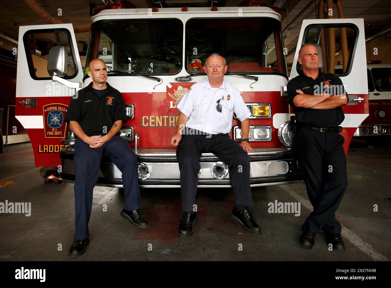 Brannsjef John Garvey (Midten) er på grensa til sint når han snakker om politikerne i byen. Während es den USA gelingt, ihre Schuldenobergrenze zu erhöhen, meldet die Stadt Central Falls Konkurs an und bleibt dabei hinter ihrem Credo „Eine Stadt mit einer glänzenden Zukunft“ zurück. Stockfoto