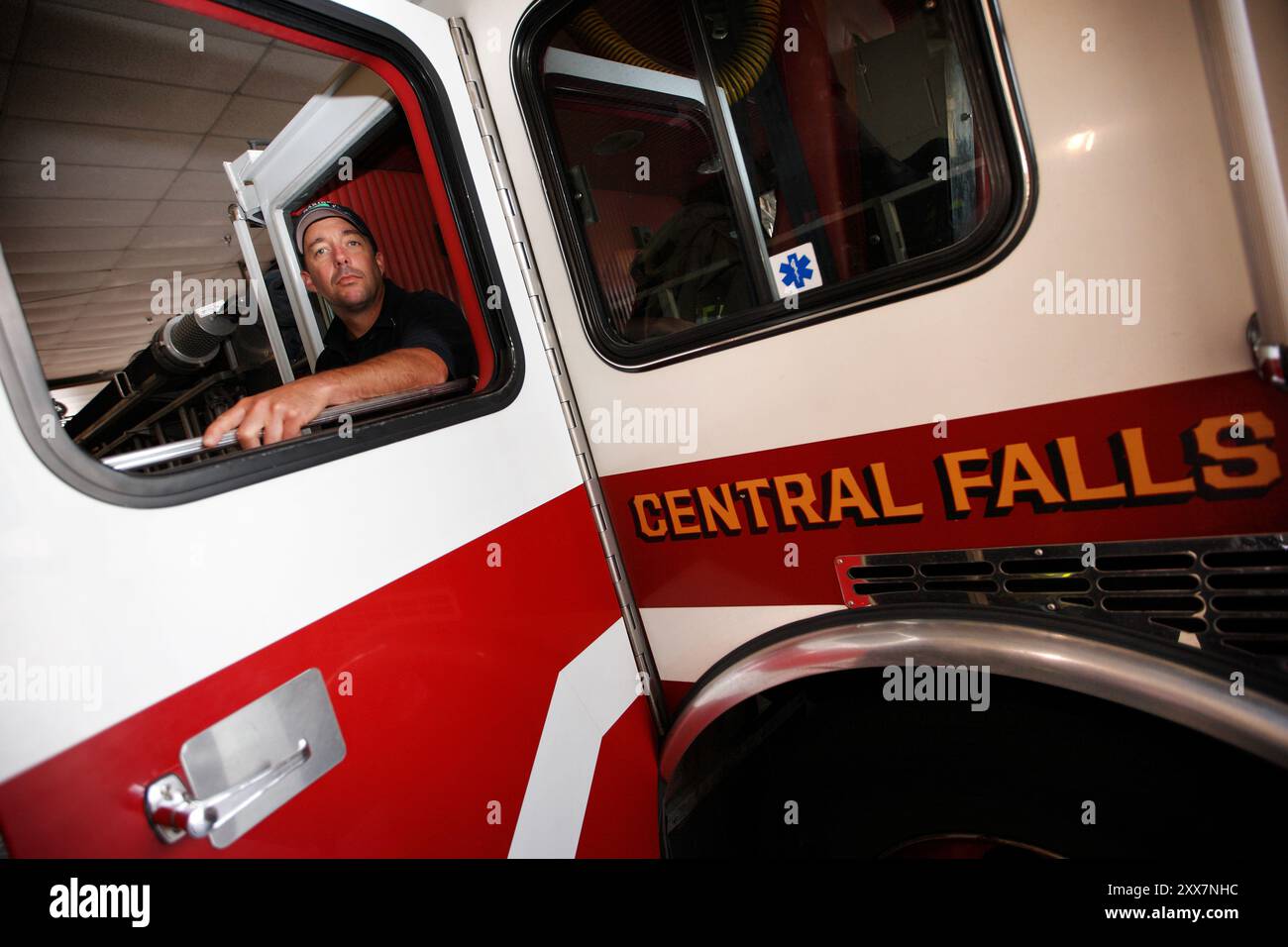 Brannmann Richard Botelho er ikke imponert über byen han er satt til å passe på. Während es den USA gelingt, ihre Schuldenobergrenze zu erhöhen, meldet die Stadt Central Falls Konkurs an und bleibt dabei hinter ihrem Credo „Eine Stadt mit einer glänzenden Zukunft“ zurück. Stockfoto