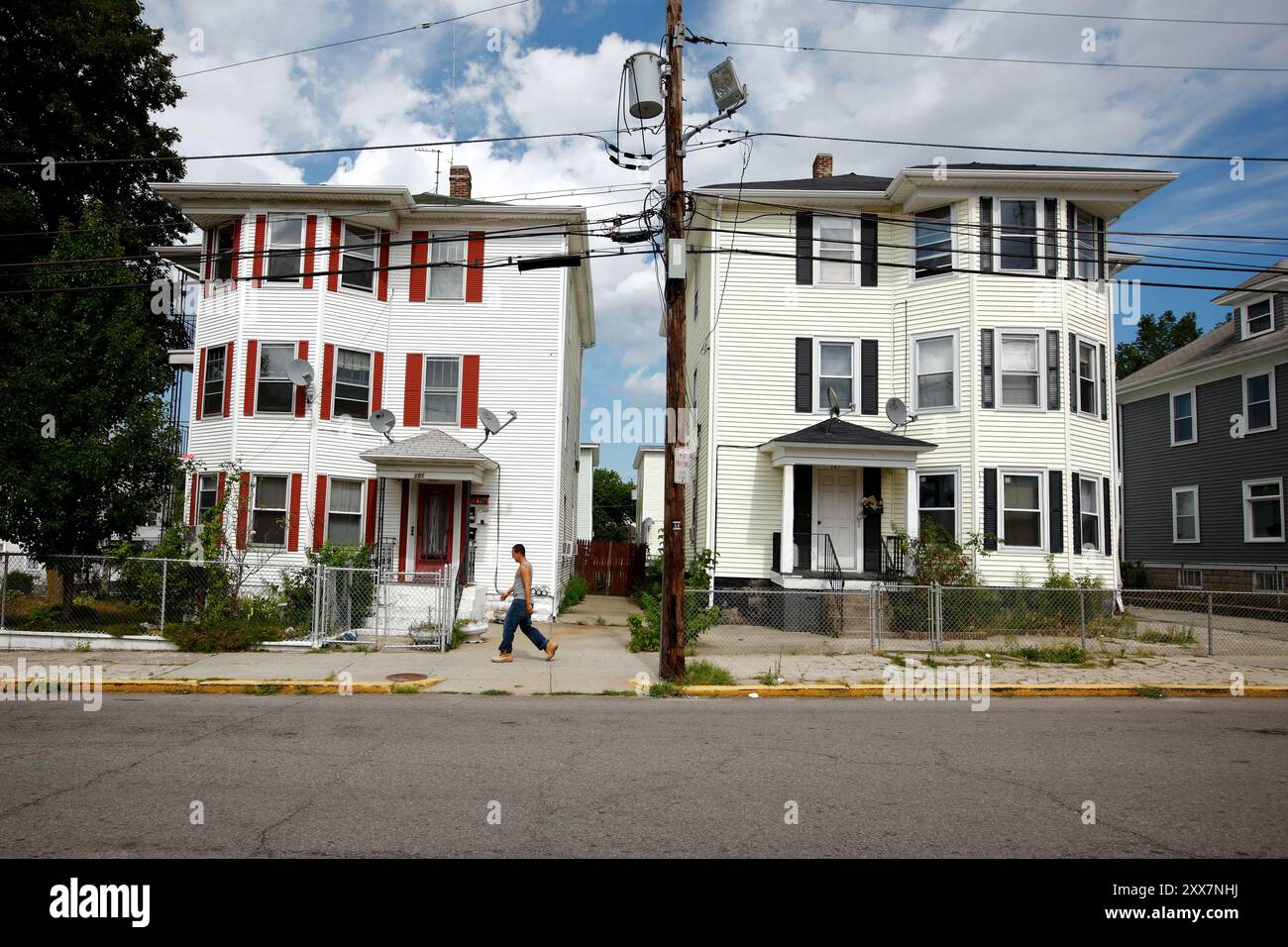 Während es den USA gelingt, ihre Schuldenobergrenze zu erhöhen, meldet die Stadt Central Falls Konkurs an und bleibt dabei hinter ihrem Credo „Eine Stadt mit einer glänzenden Zukunft“ zurück. Stockfoto