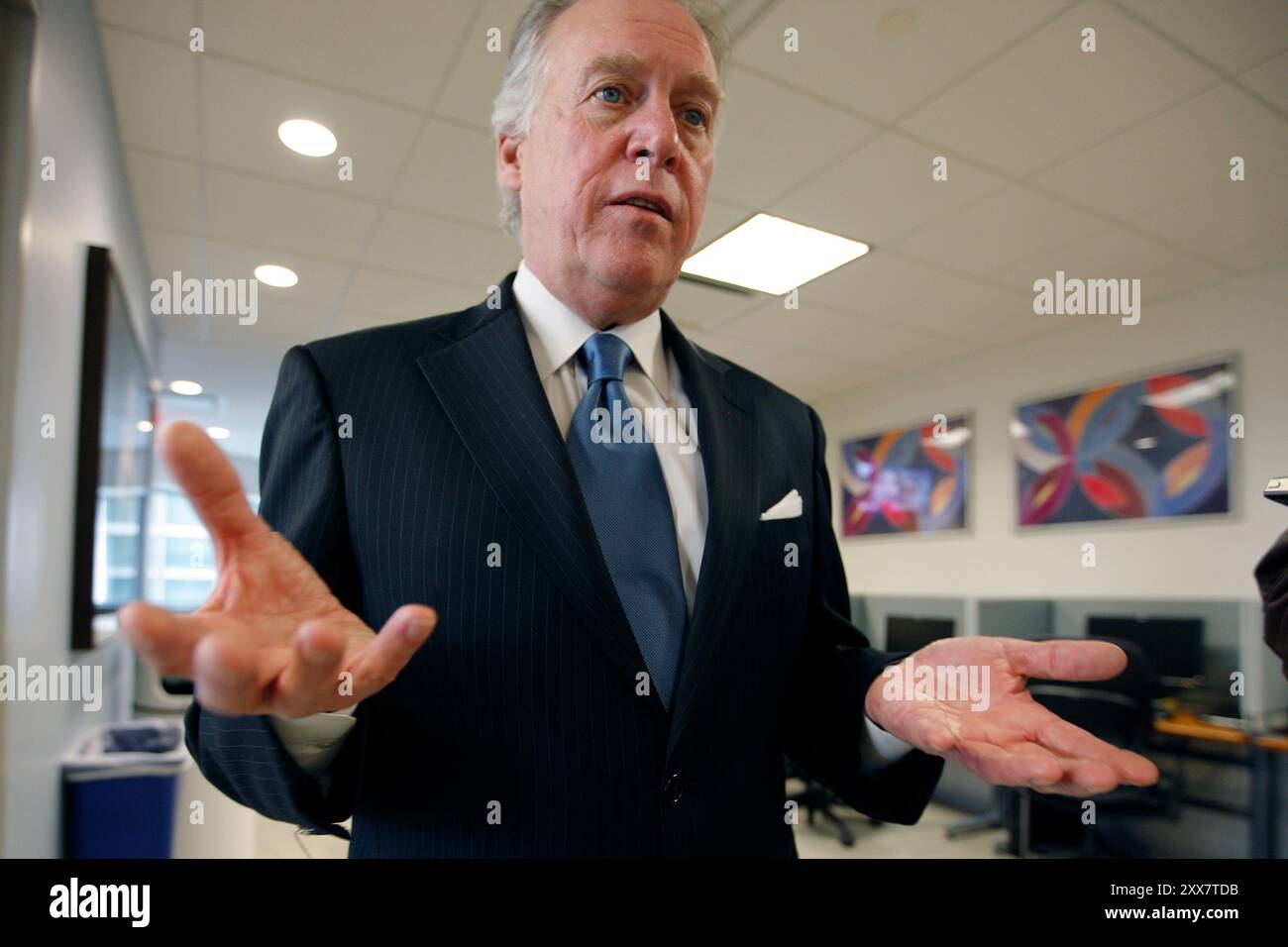 Denis M. Hughes, Präsident des AFL-CIO des Staates New York, ehemaliger Vorsitzender der Federal Reserve Bank of New York‚Äôs Board of Directors informiert ausländische Medien im New York Foreign Press Center. Stockfoto