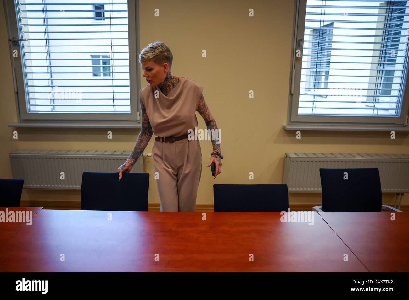 Leipzig, Deutschland. August 2024. Popsängerin Melanie Müller sitzt vor ihrem Prozess vor dem Amtsgericht Leipzig in einem Gerichtssaal. Müller wird angeklagt, Symbole verfassungswidriger Organisationen zu verwenden. Bei einer Veranstaltung in Leipzig im September 2022 soll sie dem Publikum mehrmals von der Bühne den Hitlergrüß gegeben haben. Sie wird auch des Drogenbesitzes beschuldigt. Quelle: Jan Woitas/dpa/Alamy Live News Stockfoto