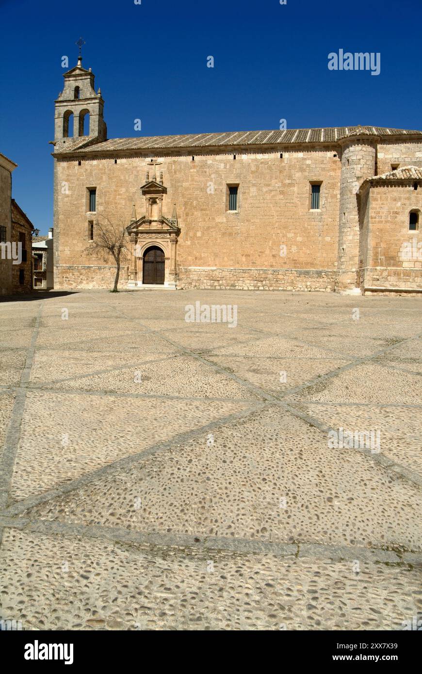 Kirche San Juan Bautista, Don Juan Manuel Platz. Herrscher Stil, erbaut im 16. Jahrhundert. Über einer alten romanischen Kirche (ein Turm, der ca. Stockfoto