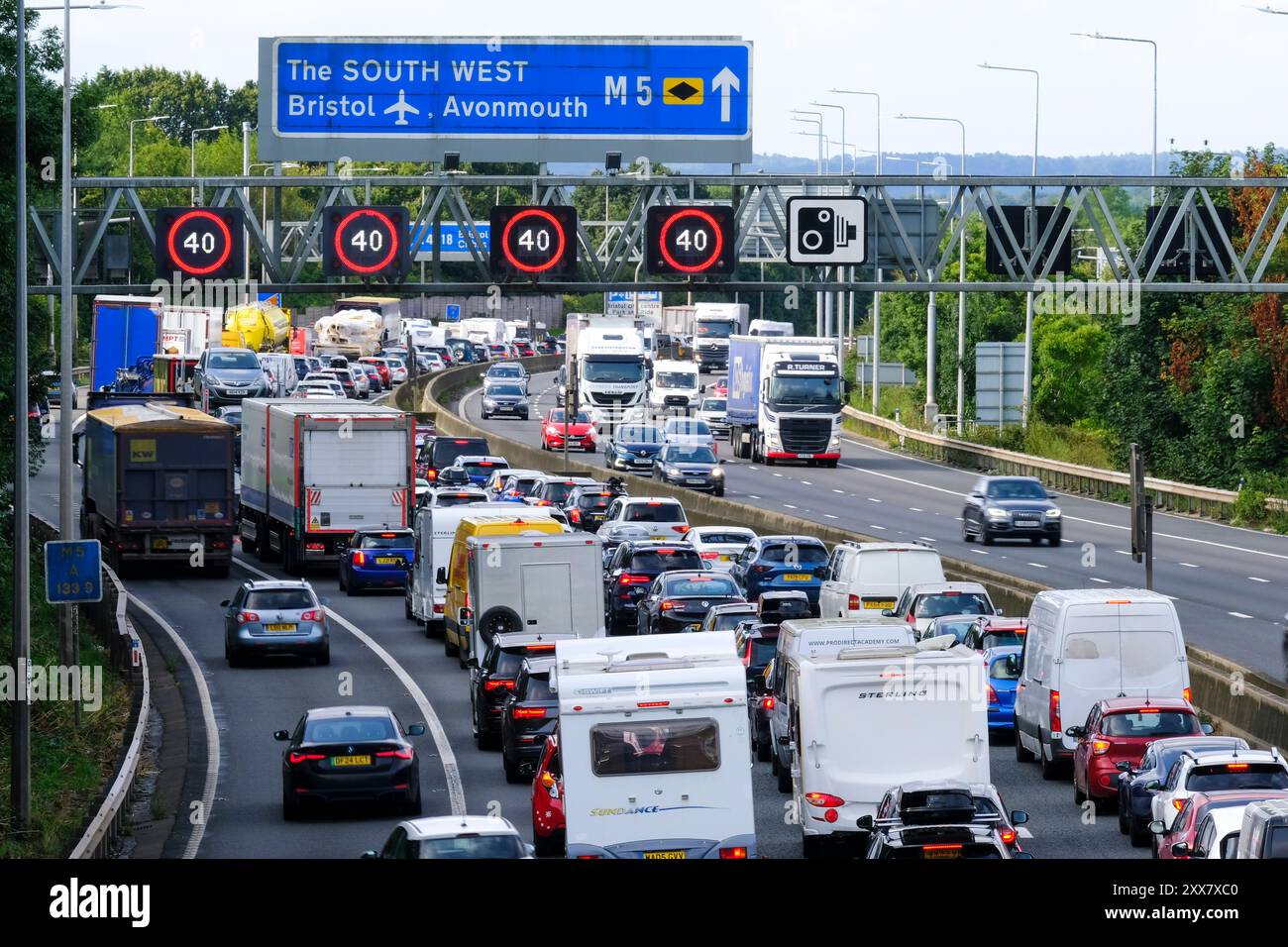 Bristol, Großbritannien. August 2024. Die Aussicht auf ein Feiertagswochenende im August führt zu Staus auf der M5. Hier ist der Stau zwischen den Anschlussstellen 15/16 und 17 abgebildet. Aufgrund des Verkehrsaufkommens in Richtung Süden in Richtung Devon und Cornwall gibt es verwaltete Geschwindigkeitsbeschränkungen auf der Autobahn. Highways England meldet Geschwindigkeiten in den tiefen 20ern Quelle: JMF News/Alamy Live News Stockfoto