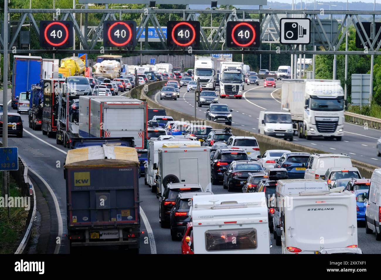 Bristol, Großbritannien. August 2024. Die Aussicht auf ein Feiertagswochenende im August führt zu Staus auf der M5. Hier ist der Stau zwischen den Anschlussstellen 15/16 und 17 abgebildet. Aufgrund des Verkehrsaufkommens in Richtung Süden in Richtung Devon und Cornwall gibt es verwaltete Geschwindigkeitsbeschränkungen auf der Autobahn. Highways England meldet Geschwindigkeiten in den tiefen 20ern Quelle: JMF News/Alamy Live News Stockfoto