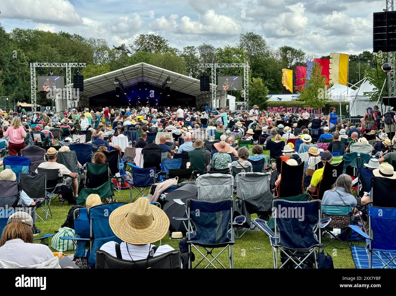 Massen sitzen vor der ersten Bühne beim Cambridge Folk Festival 2024. Stockfoto